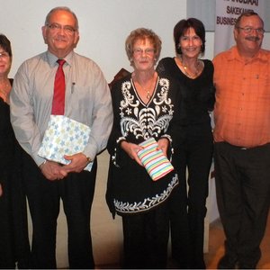 Vlnr is Jorine van der Merwe, Glenda Kitley, Coenie Groenewald, Raadsdame Nicolette Botha-Guthrie, René Beukes, Kat Myburgh en Fanie Bothma tydens die oorhandiging van blyke van waardering